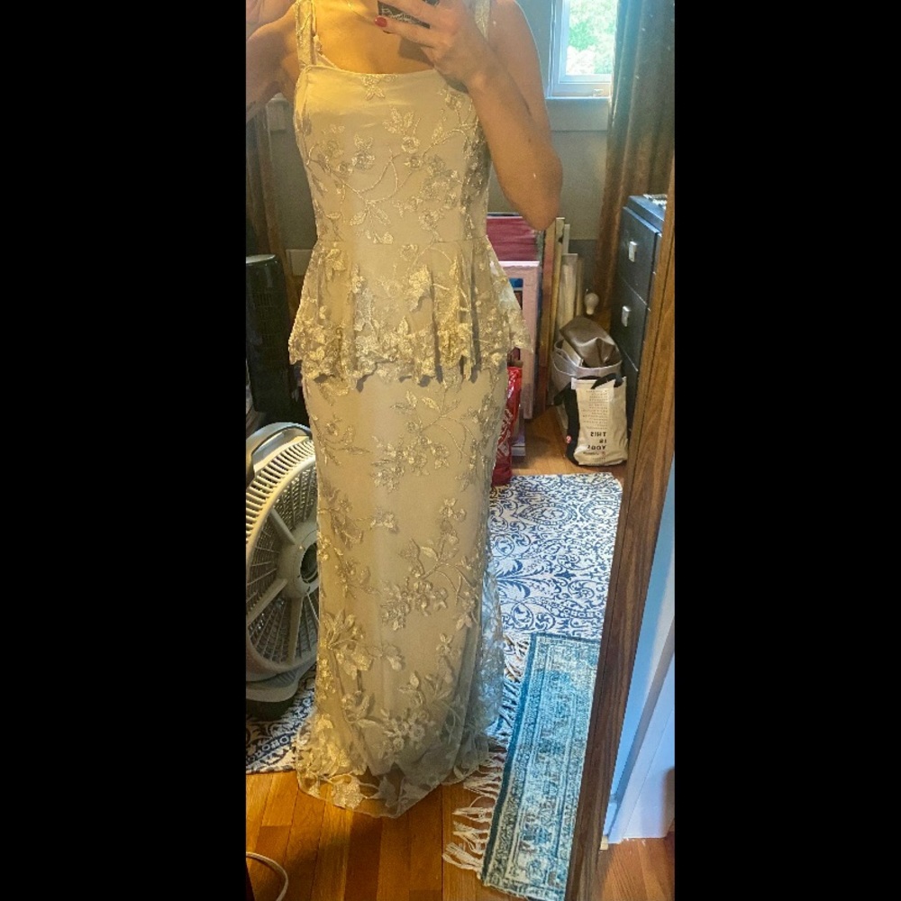 Ralph Lauren never worn out. Beautiful ball gown.